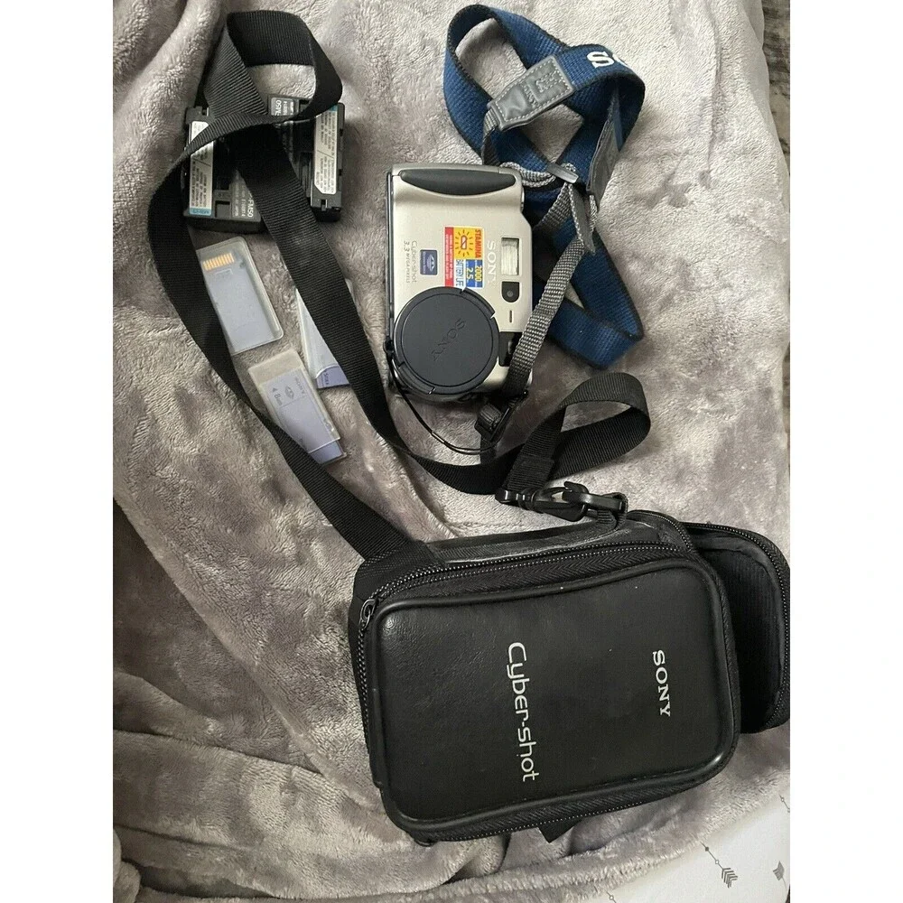 Sony stamina 2002.5 cyber shot camera 3.3 megapixels With Bag not Tested ￼￼
